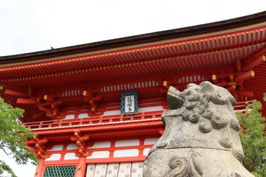 Heykelin önünde Kiyomizu-dera Tapınağı: Kyoto, Japan