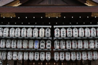 Japon lambaları tapınakta asılı