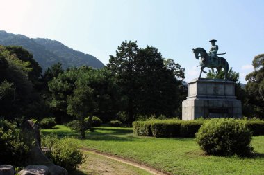 Genel bir parkta bir Japon savaşçı genel heykeli