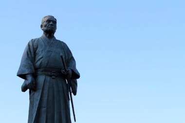 Genel bir parkta bir Japon savaşçı genel heykeli
