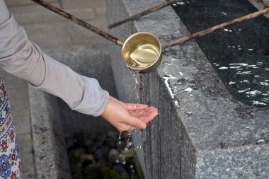 El yıkama tarafından arındırmak için bir ritüel içinde kullanılan bir havza
