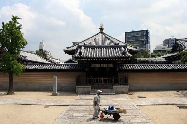 Ένας εργαζόμενος περπατώντας μπροστά Ιαπωνικά Τέμενος της πύλης — Φωτογραφία Αρχείου