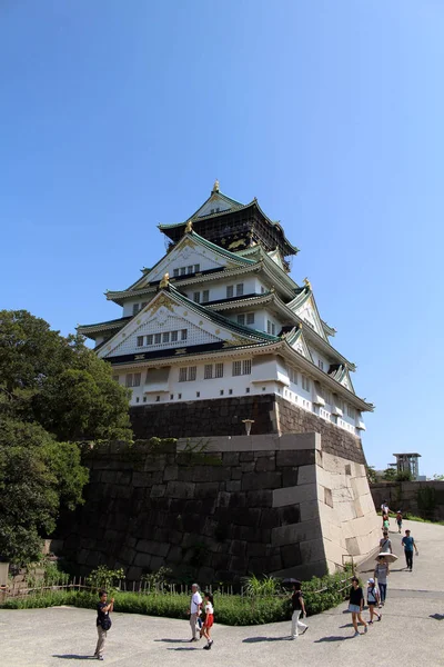 日本大阪城堡的游客 — 图库照片