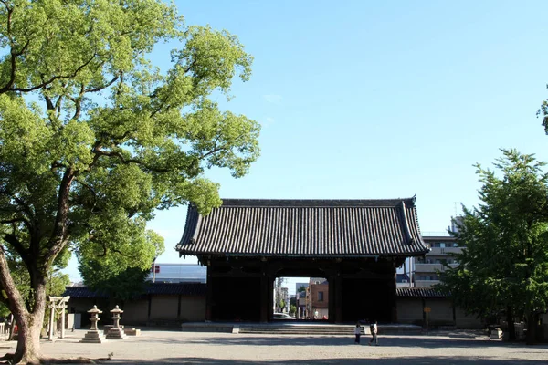 Dřevěná vrata kolem chrámu Tódži v Kjótu, Japonsko — Stock fotografie