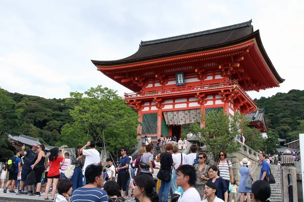 Menschen besuchen den Kiyomizu-dera-Tempel in Kyoto, Japan — Stockfoto