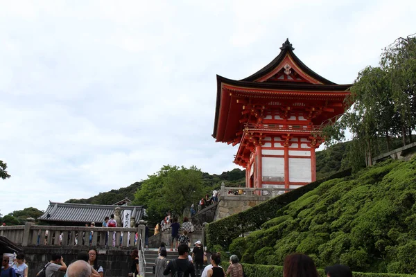 Das orangefarbene Tor am Kiyomizu-dera-Tempel in Kyoto, Japan — Stockfoto