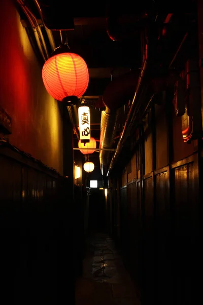 Красный фонарь висит в одном из переулков в Киото, Япония — стоковое фото