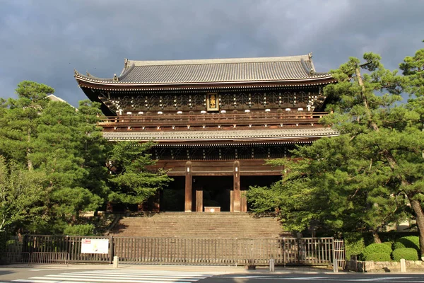 De poort van Chionin tempel in Kyoto, Japan. De wolk was donker een — Stockfoto