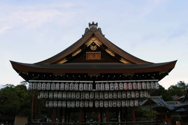 Lanternas japonesas penduradas no templo — Fotografia de Stock