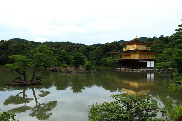 Plus près du Pavillon d'or ou Temple d'or de Kyoto (Kinkaku — Photo