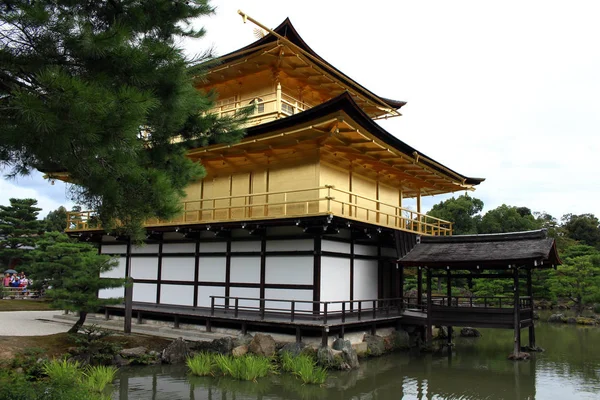 Dichter bij de gouden paviljoen of de gouden tempel van Kyoto (Kinkaku — Stockfoto