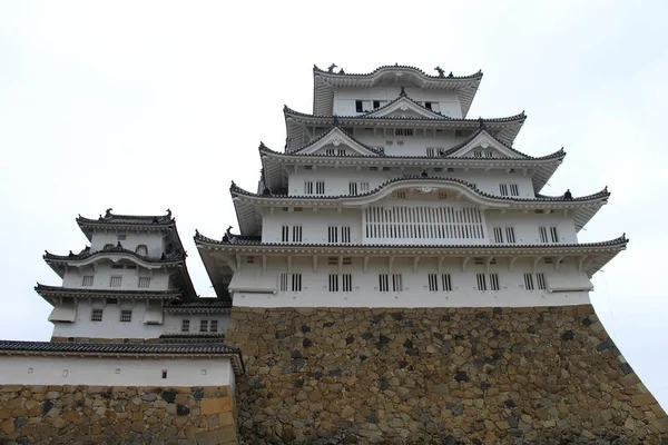 Walking closer to Himeji Castle (that's also called "White Heron — Stock Photo, Image
