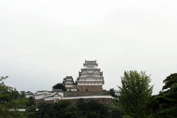 歩いて近い姫路城 (丘の上に位置している)、 — ストック写真