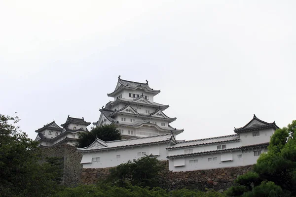 Caminhando mais perto do Castelo Himeji (que também é chamado de "Garça Branca" — Fotografia de Stock