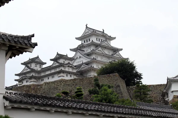 Caminando más cerca del castillo de Himeji (que también se llama "Garza Blanca" —  Fotos de Stock