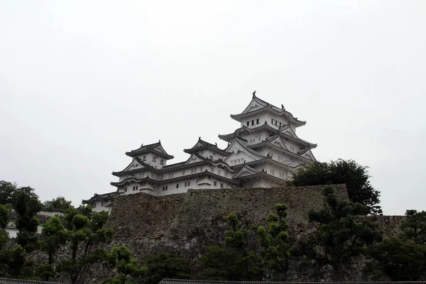 Caminando más cerca del castillo de Himeji (que también se llama "Garza Blanca" —  Fotos de Stock