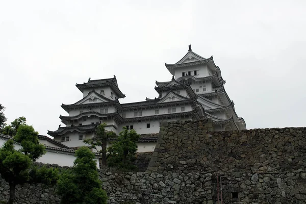 Camminando più vicino al castello Himeji (che è anche chiamato "Airone Bianco — Foto Stock