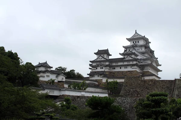 Caminando más cerca del castillo de Himeji (que también se llama "Garza Blanca" —  Fotos de Stock