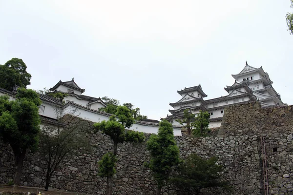 Caminando más cerca del castillo de Himeji (que también se llama "Garza Blanca" —  Fotos de Stock