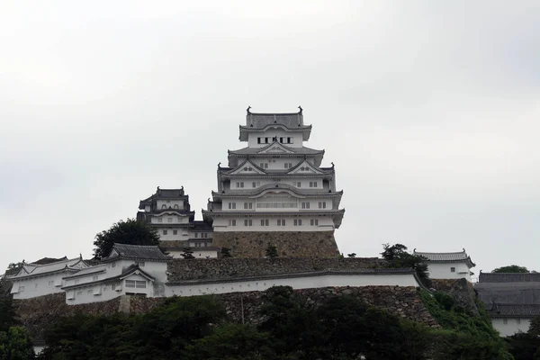 Caminando más cerca del castillo de Himeji (que también se llama "Garza Blanca" — Foto de Stock