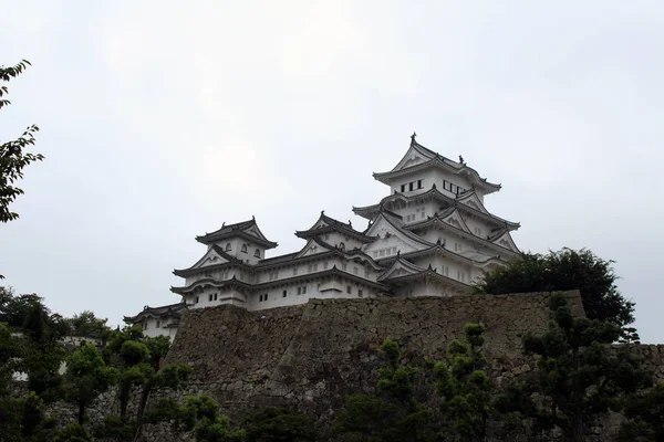 Caminando más cerca del castillo de Himeji (que también se llama "Garza Blanca" — Foto de Stock