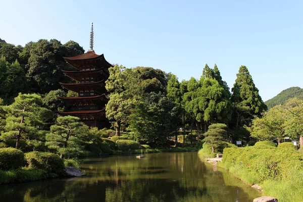 Lopen dichter naar de tuin en vijver die Rurikoji Temp omringt — Stockfoto