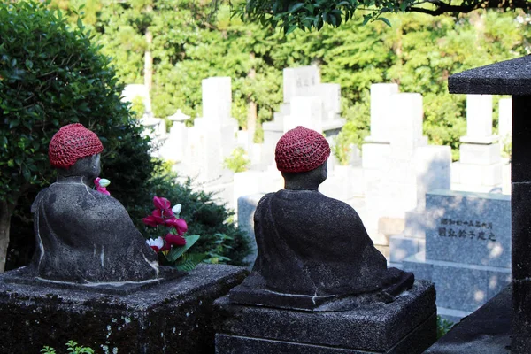 Статуя Будды в шляпе (?) на общественном кладбище — стоковое фото