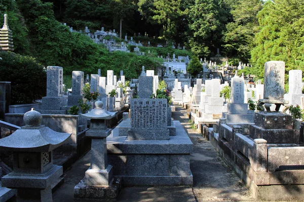 Японский кладбищенский комплекс. Снято в Ямагути, Япония - август — стоковое фото