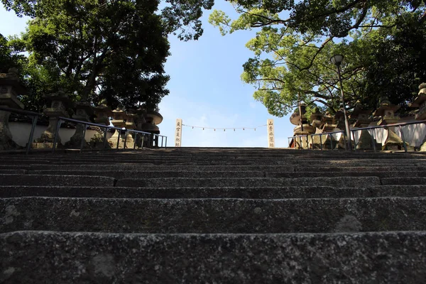 Las escaleras en el camino al santuario de Hofu Tenmangu en Yamaguchi, Japa —  Fotos de Stock