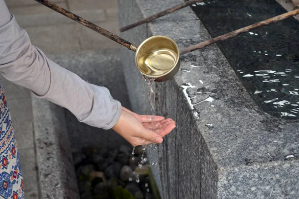 Una cuenca utilizada en un ritual para purificar lavando las manos —  Fotos de Stock