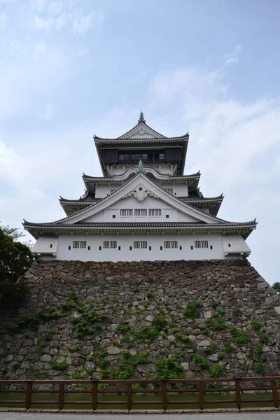 Caminando más cerca del castillo de Fukuoka. Es bastante pequeño en comparación con o — Foto de Stock