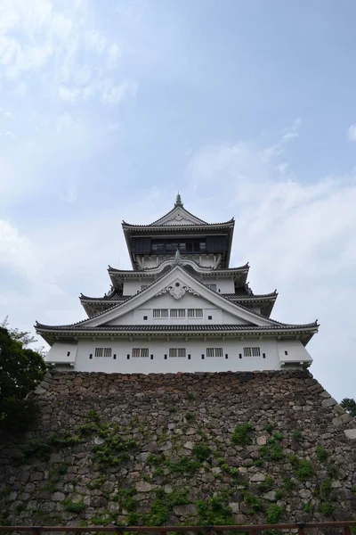 Το περπάτημα πιο κοντά στο κάστρο του Φουκουόκα. Είναι αρκετά μικρό σε σύγκριση με το o — Φωτογραφία Αρχείου