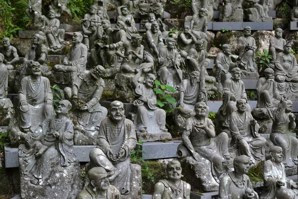 Cientos de estatuas de Buda de estilo japonés . — Foto de Stock