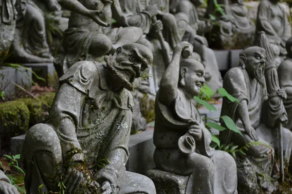 Сидящий Будда между сотнями статуй Будды японцев — стоковое фото