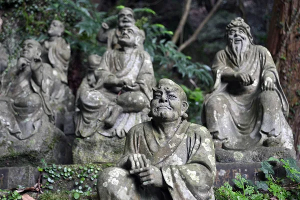 Budda siedzący między setki posągów Buddy Japanes — Zdjęcie stockowe