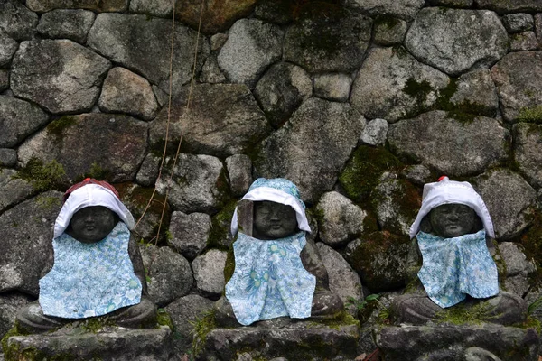 Las estatuas de Buda bebé con sombrero y ropa linda ? — Foto de Stock