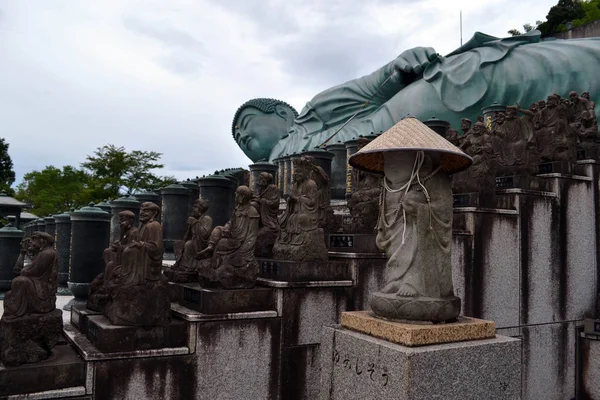 Camina más cerca de la gran estatua de Buda en el templo de Nanzoin, Sasaguri — Foto de Stock