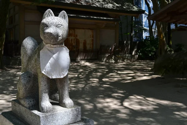 La estatua de un perro en un santuario japonés en Fukuoka. Pic era Tak — Foto de Stock