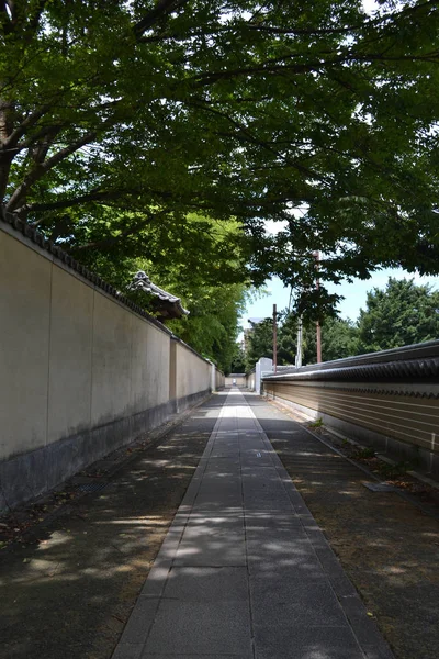 En tom gata i Fukuoka, Japan. Bilden togs i augusti 2017. — Stockfoto