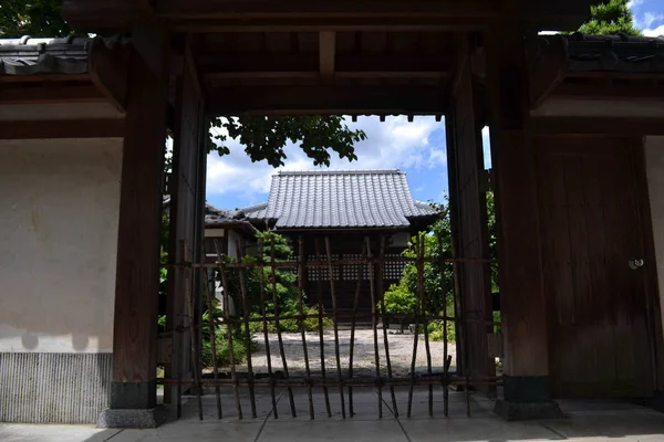 Una casa vacía con puerta de estilo japonés en Fukuoka, Japón. Pic w —  Fotos de Stock