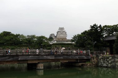 Turistler, Himeji Kalesi girmek için akın bazı inci üzerinde bekliyor