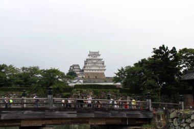 Turistler, Himeji Kalesi girmek için akın bazı inci üzerinde bekliyor