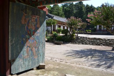 Bir basit ahşap-tapınak çevresinde Namsan Gyeongju içinde. PIC çekildi 