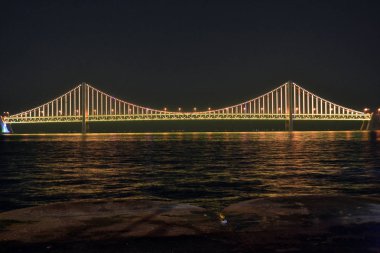 Gece Dalian şehir renkli Bridge'de. PIC Se çekildi