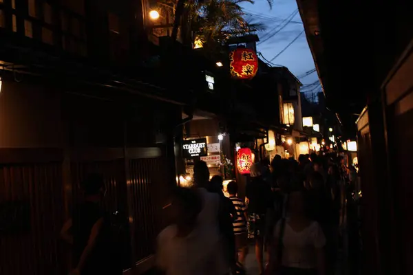 祇園、京都、日本の周りの小さな路地を歩いて人々 — ストック写真