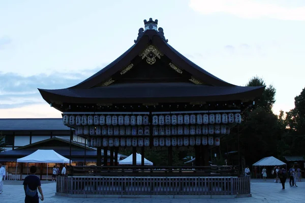 Lanternas japonesas penduradas no templo — Fotografia de Stock