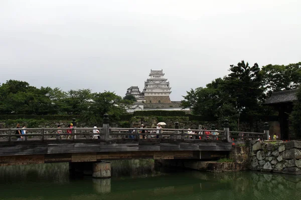 Turistas acuden en masa para entrar en el castillo de Himeji, algunos están esperando en th — Foto de Stock