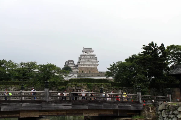 Turistas acuden en masa para entrar en el castillo de Himeji, algunos están esperando en th — Foto de Stock