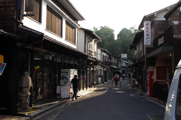 Een man die zijn traditionele driewieler (of fietstaxi) trekken in Miyajima — Stockfoto