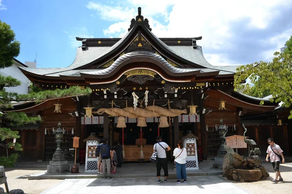 Menschen beten vor einem japanischen Holztempel in Fukuoka. tr — Stockfoto